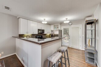 3922 Gilbert Ave, Unit 220 in Dallas, TX - Building Photo - Building Photo