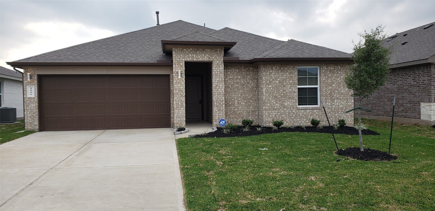 8006 Black Forest Ln in Arcola, TX - Building Photo