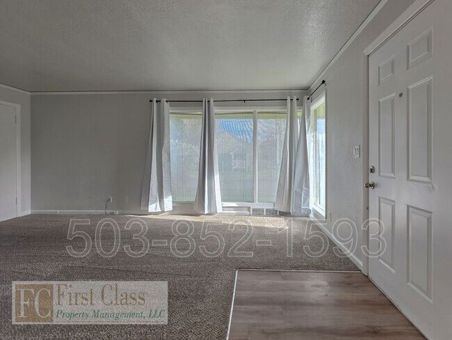 5325 SE Reedway St in Portland, OR - Building Photo - Building Photo