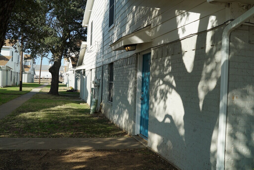 Hampton Townhomes Crowley, TX Apartments