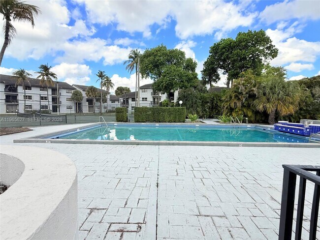 7140 NW 179th St in Hialeah, FL - Building Photo - Building Photo