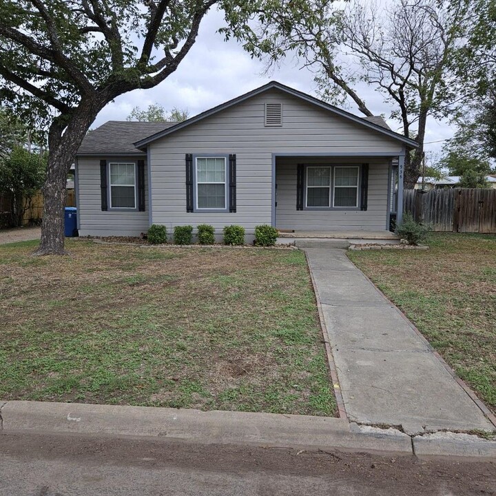 936 A St in Kerrville, TX - Building Photo