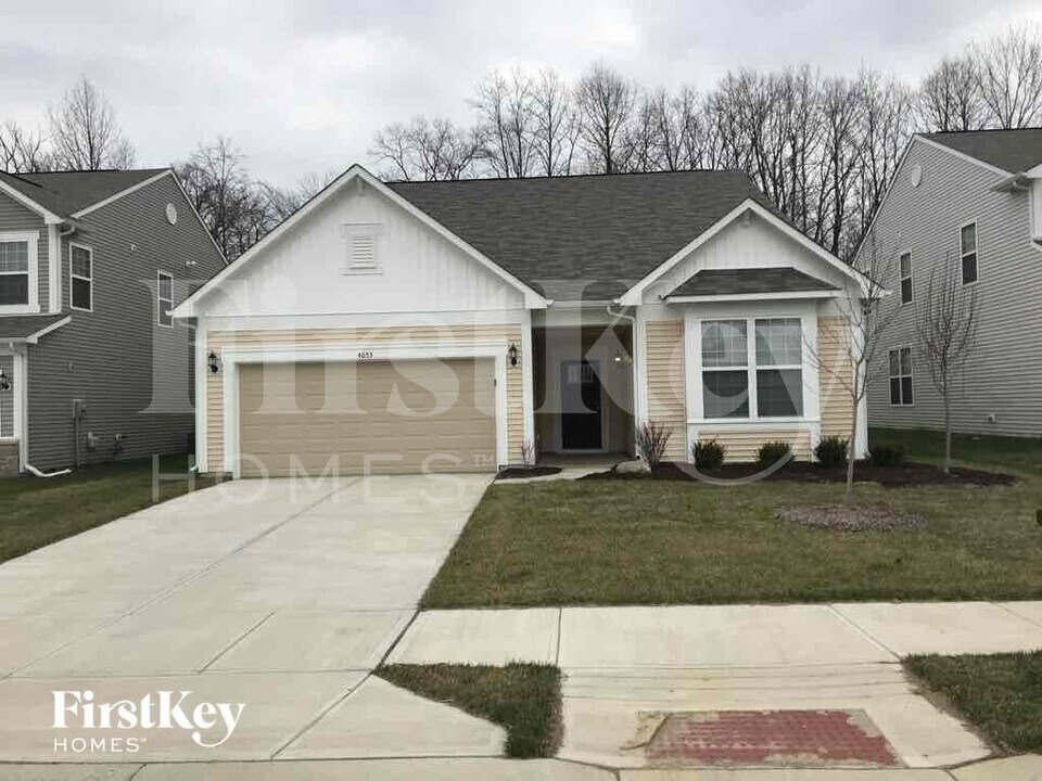 4653 Rainwater Ln in Whitestown, IN - Foto de edificio