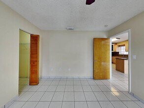 2522 W 72nd St in Hialeah, FL - Building Photo - Building Photo