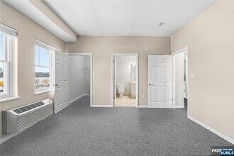 905 River Rd in Edgewater, NJ - Foto de edificio - Building Photo