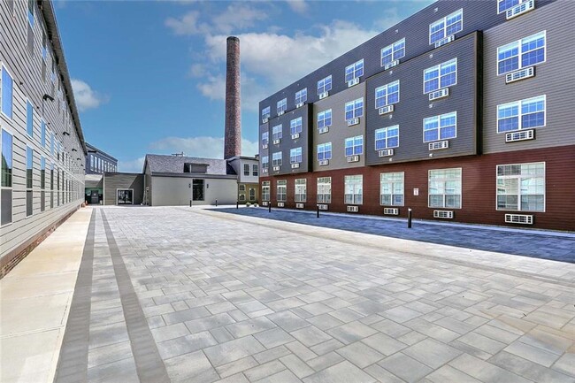 327 Pine St in Pawtucket, RI - Building Photo - Building Photo