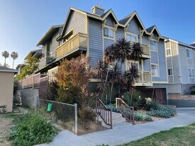 11745 Courtleigh Dr in Los Angeles, CA - Building Photo