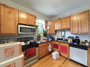 825 W Buckingham Pl, Unit M07B in Chicago, IL - Foto de edificio - Building Photo