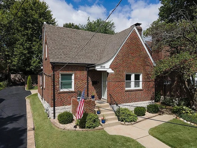 property at 1933 Bellevue Ave