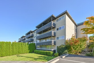 The Mauna Kea Apartments (Age-Restricted/55+) in Tukwila, WA - Building Photo - Primary Photo