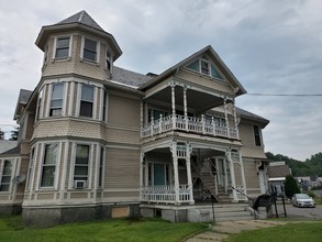 2 Main St in Hinsdale, NH - Foto de edificio - Building Photo