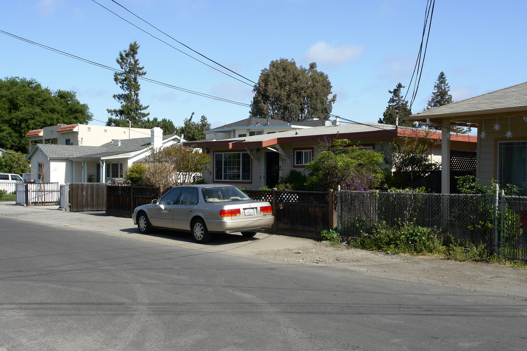 105 Nueva Ave in Redwood City, CA - Foto de edificio