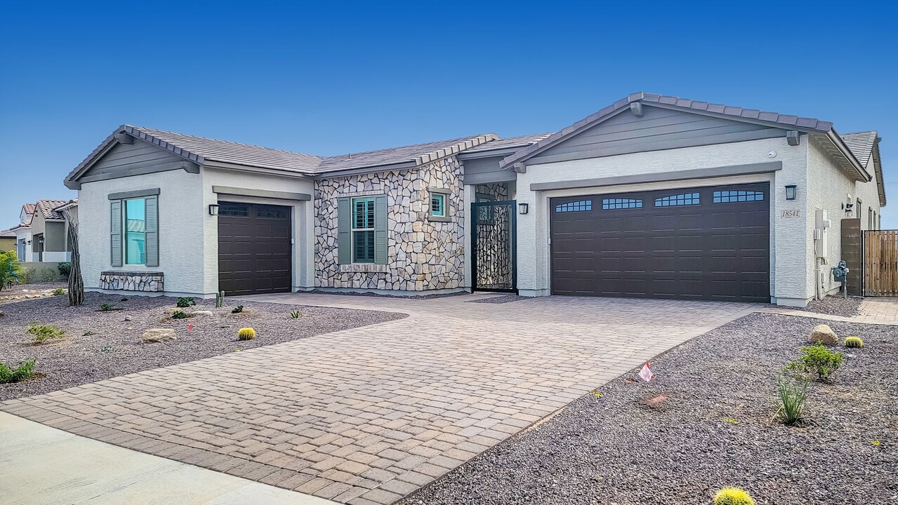 18541 W Thunderhill Pl in Goodyear, AZ - Building Photo