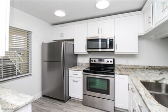 2566 Kings Lake Blvd in Naples, FL - Building Photo - Building Photo