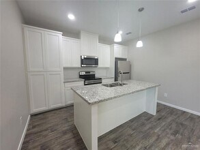 5901 Swallow Ave, Unit 2 in McAllen, TX - Building Photo - Building Photo