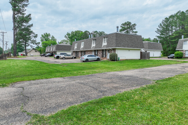 Pearl Manor in Pearl, MS - Building Photo - Building Photo