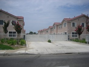 Oasis Gardens in Rialto, CA - Building Photo - Building Photo