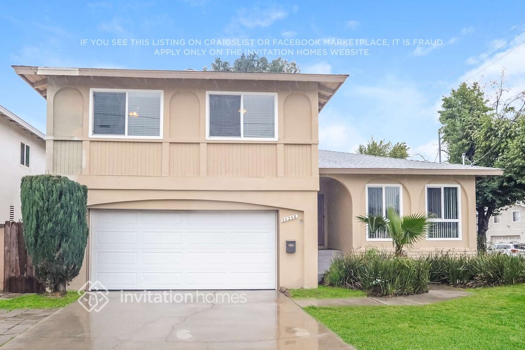 20258 Runnymede St in Los Angeles, CA - Building Photo