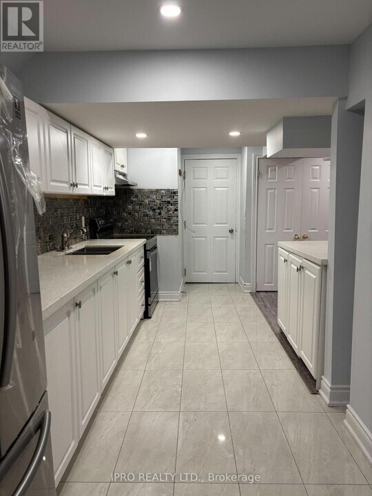 3104 Tours Rd in Mississauga, ON - Building Photo