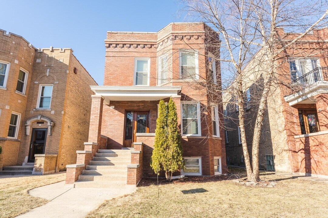 5226 W Hutchinson St in Chicago, IL - Building Photo