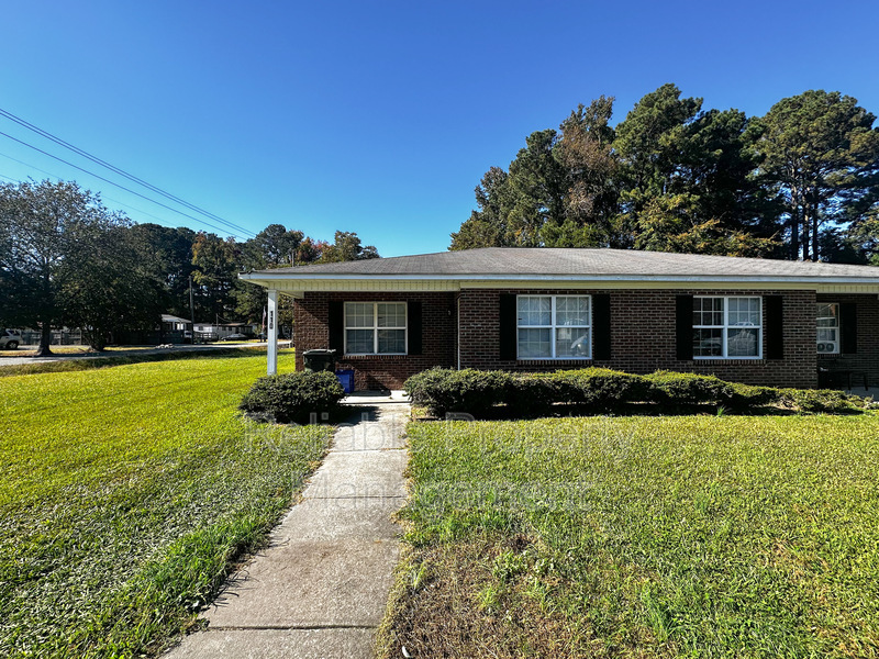 110 S James St in Princeton, NC - Building Photo