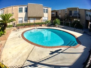 5550 N. Braeswood Blvd, Unit 021 in Houston, TX - Foto de edificio - Building Photo