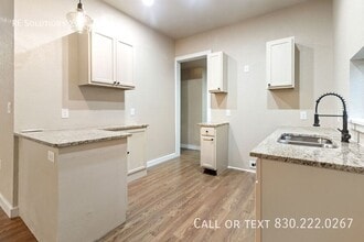 1010 W Lynwood Ave in San Antonio, TX - Building Photo - Building Photo