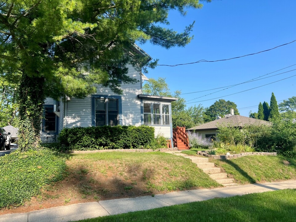 115 Hyde Park Ave in Waukesha, WI - Building Photo