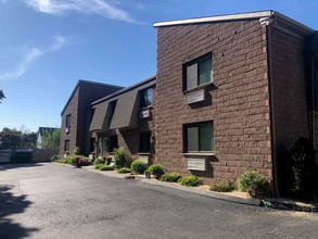 Wilton Court Townhouses in Norwalk, CT - Building Photo - Building Photo