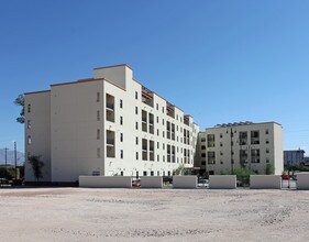 Sentinel Plaza in Tucson, AZ - Foto de edificio - Building Photo
