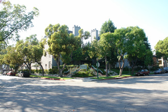 Kenwood Village in Glendale, CA - Building Photo - Building Photo