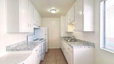 1327 Grand Ave, Unit 10 in San Diego, CA - Building Photo - Building Photo
