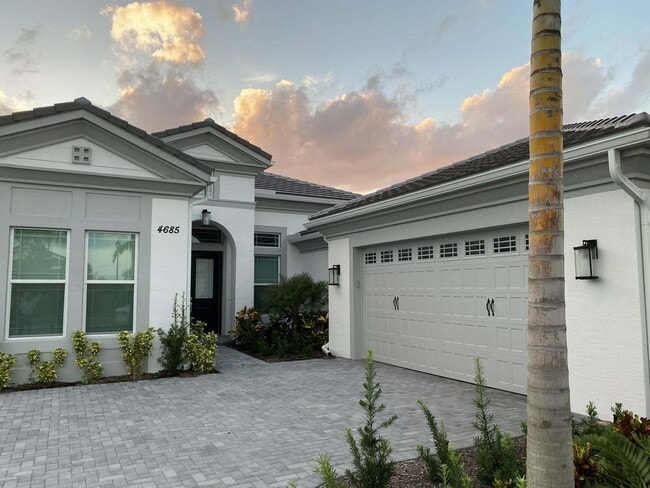 4685 Estates Cir in Westlake, FL - Foto de edificio - Building Photo