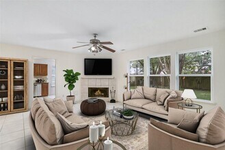4906 Pleasant Plains Dr in Friendswood, TX - Foto de edificio - Building Photo