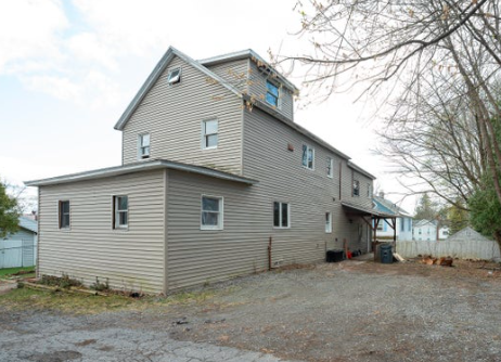 219 Oak St, Unit 1 in Corinth, NY - Foto de edificio