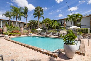 Westshore Palms at Kennedy in Tampa, FL - Building Photo