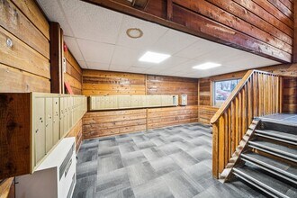 Nicole Apartments in Anchorage, AK - Foto de edificio - Building Photo