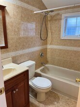 42-06 216th St in Queens, NY - Foto de edificio - Building Photo