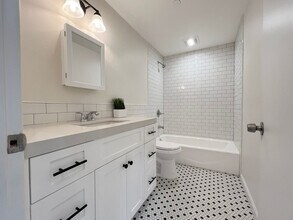 1162 N Loma Vista Dr-Unit -B in Long Beach, CA - Foto de edificio - Building Photo