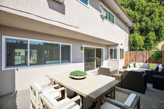 Huntington Villas in South Pasadena, CA - Foto de edificio - Building Photo