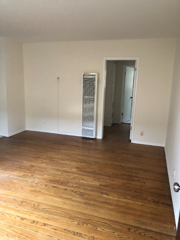 10647 Sherman Grove Ave in Los Angeles, CA - Foto de edificio - Building Photo