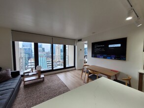 200 N Dearborn St in Chicago, IL - Foto de edificio - Building Photo