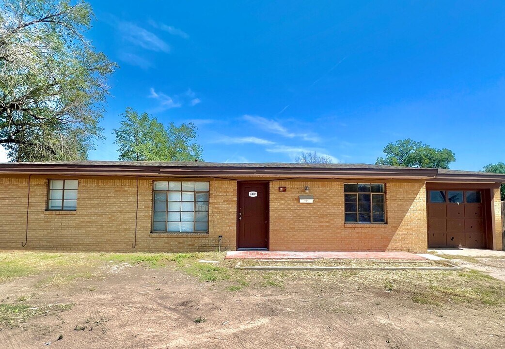 2401 W Alameda St in Roswell, NM - Building Photo
