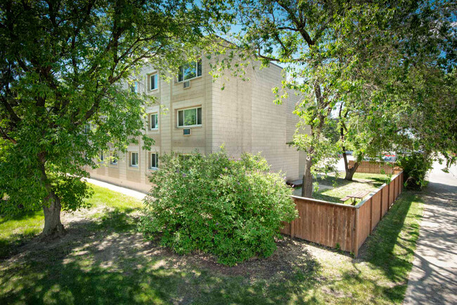 Redfern Apartments in Winnipeg, MB - Building Photo - Building Photo