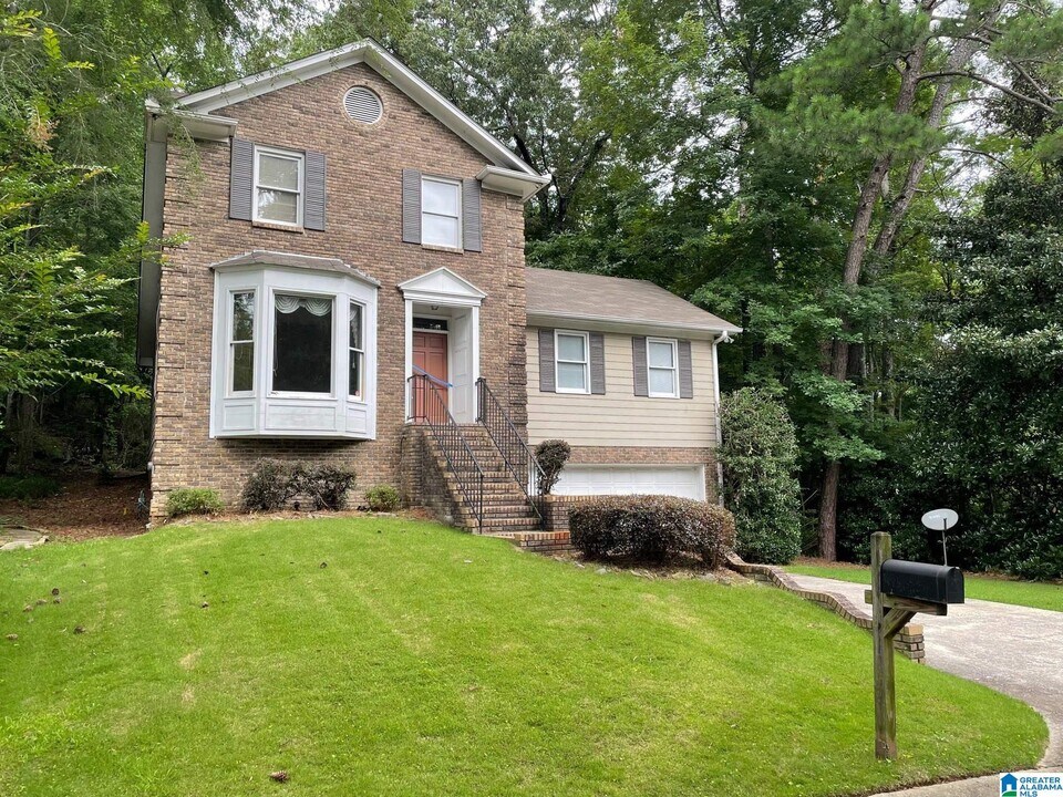 2301 Vestbrook Dr in Vestavia Hills, AL - Foto de edificio