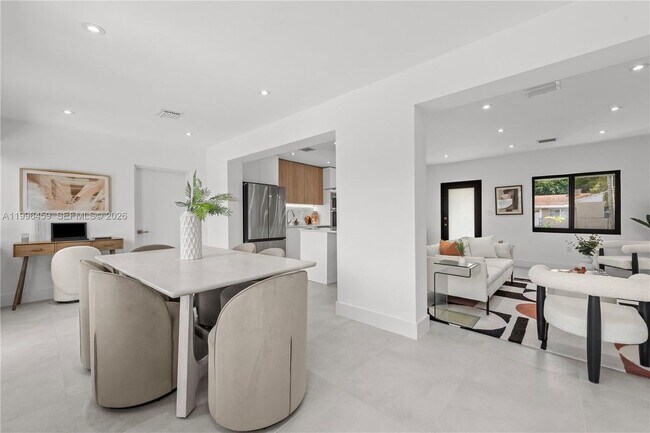 8246 NE 2nd Ct in Miami, FL - Foto de edificio - Building Photo