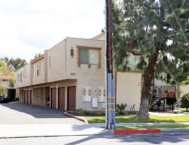 323 S Flower St in Orange, CA - Building Photo