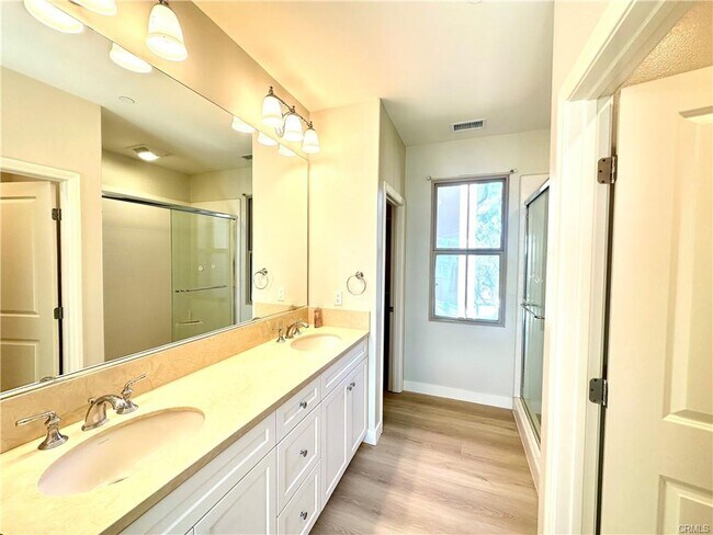 106 Overbrook in Irvine, CA - Building Photo - Building Photo
