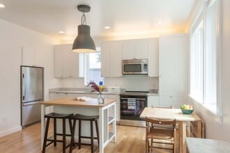324 Oak Street, Unit Apt B in Charlottesville, VA - Foto de edificio - Building Photo