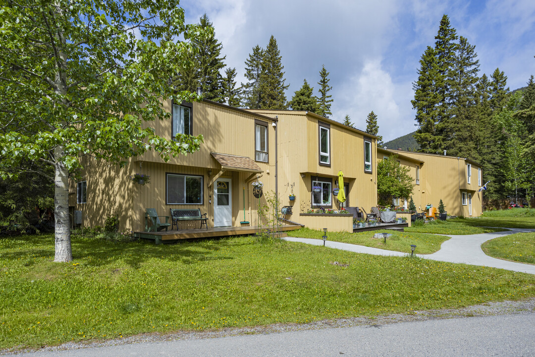168 Marmot Cres in Banff, AB - Building Photo